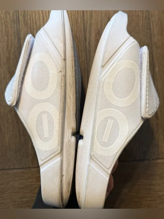 White oofos slides - Picture 7 of 7